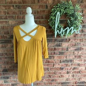 ✨5/$15 { VEVERET } Mustard Yellow Top